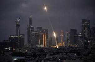 O sistema de defesa aérea Iron Dome de Israel dispara para interceptar projéteis sobre Tel Aviv no sábado (Foto: Leo Correa/AP)