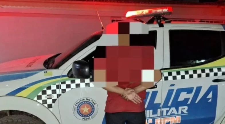 O suspeito sendo preso