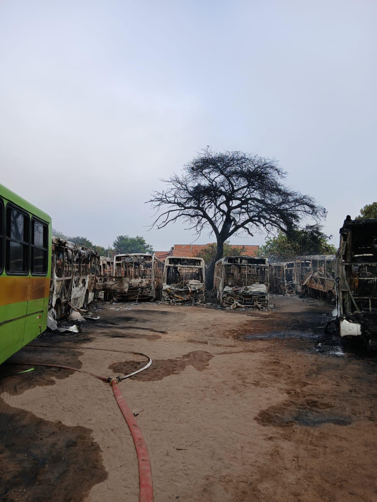 Ônibus escolares ficam destruídos após incêndio na zona Sul de Teresina