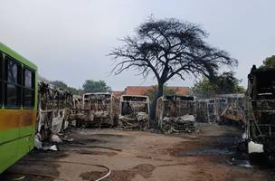 Ônibus escolares ficam destruídos após incêndio na zona Sul de Teresina (Foto: Divulgação/Corpo de Bombeiros)