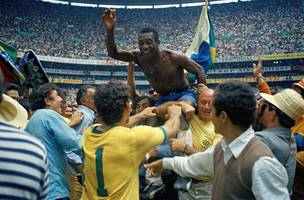 Pelé comemora o título da Copa do Mundo de 1970 (Foto: Divulgação/X/@FIFAWorldCup)