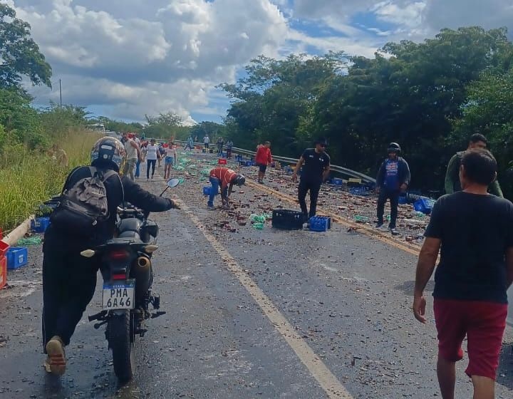Populares saqueiam cervejas caídas na BR-343