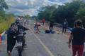 Carga de cerveja cai do caminhão e populares saqueiam na BR-343 em Teresina