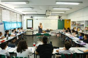 Rio de Janeiro (RJ), 04/06/2025 – A professora do Centro Integrado de Educação Pública (CIEP) 001, Maria Aparecida Castro durante aula na instituição, no Catete, na zona sul da capital fluminense. Foto: Tomaz Silva/Agência Brasil (Foto: © Tomaz Silva/Agência Brasil)