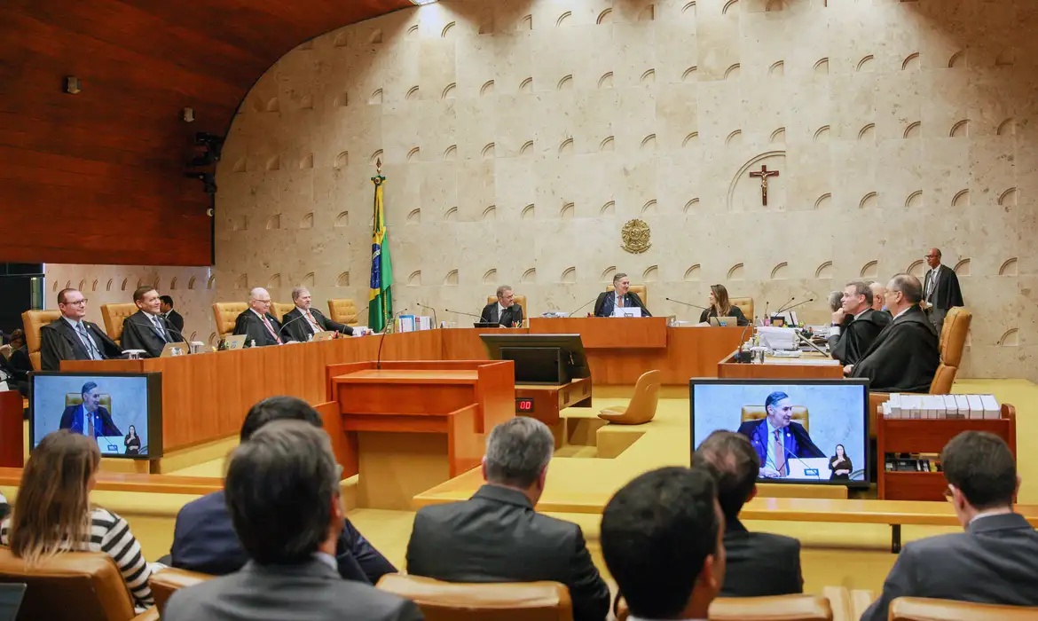Suspende julgamento sobre redes sociais