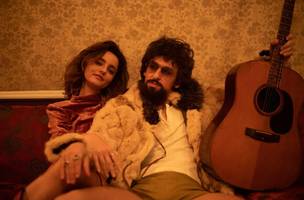 Tânia (Julia Stockler) e Raul Seixas (Ravel Andrade) em "Raul Seixas: Eu Sou". (Foto: Ariela Bueno | Globo)