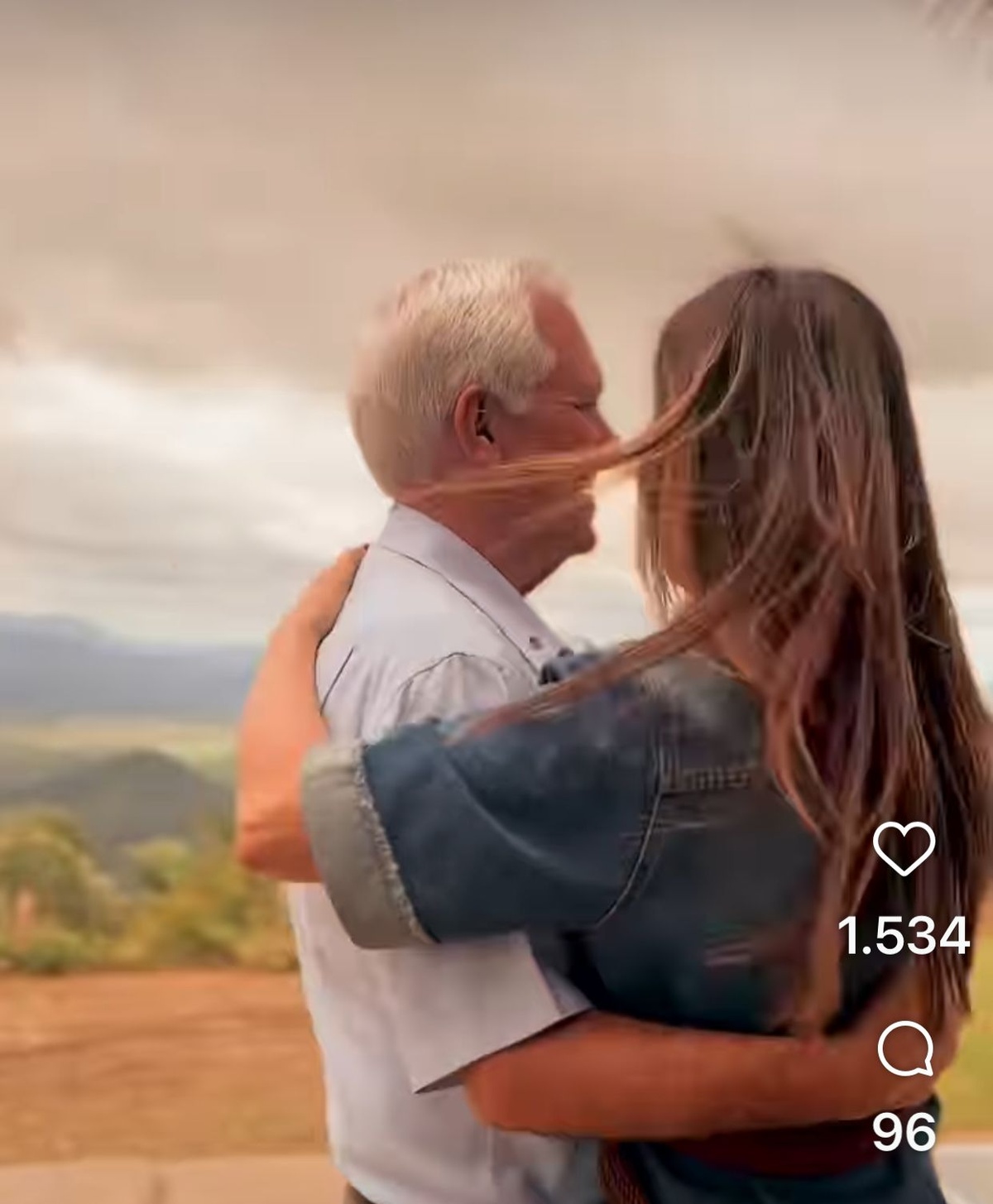Teté, desprezado pelos políticos, amparado pela amada. Ele aqui num embalo de cinturinha com Ivanária