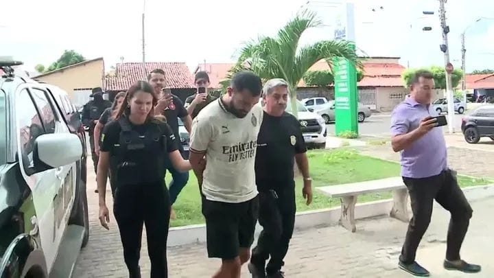 Treinador sendo levado à delegacia
