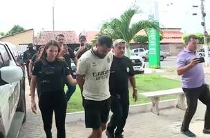 Treinador sendo levado à delegacia (Foto: Reprodução)