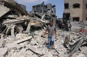Um palestino caminha ao lado dos escombros de uma casa atingida por ataques israelenses em Jabalia, no norte da Faixa de Gaza. 30/06/2025 (Foto: (Bashar Taleb/AFP))