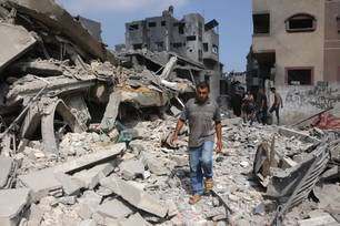 Um palestino caminha ao lado dos escombros de uma casa atingida por ataques israelenses em Jabalia, no norte da Faixa de Gaza. 30/06/2025 (Foto: (Bashar Taleb/AFP))
