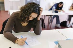 A high school student is having a hard time while focusing on a test during class. (Getty Images/Getty Images) (Foto: Divulgação)