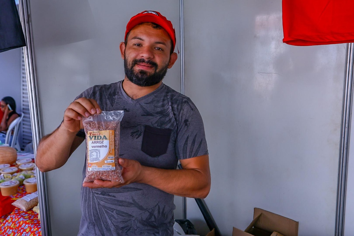 Agricultor Antônio Marcos Macedo apresenta arroz vermelho inédito na Feira Estadual