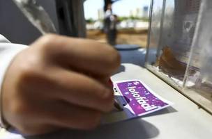 Apostador preenche volante da Lotofácil (Foto: Rafa Neddermeyer/Agência Brasil)
