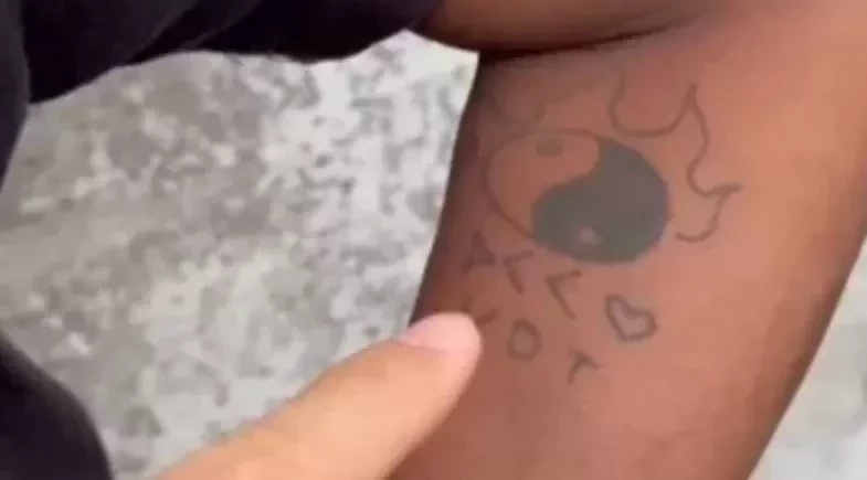 As tatuagens que a vítima possui no corpo