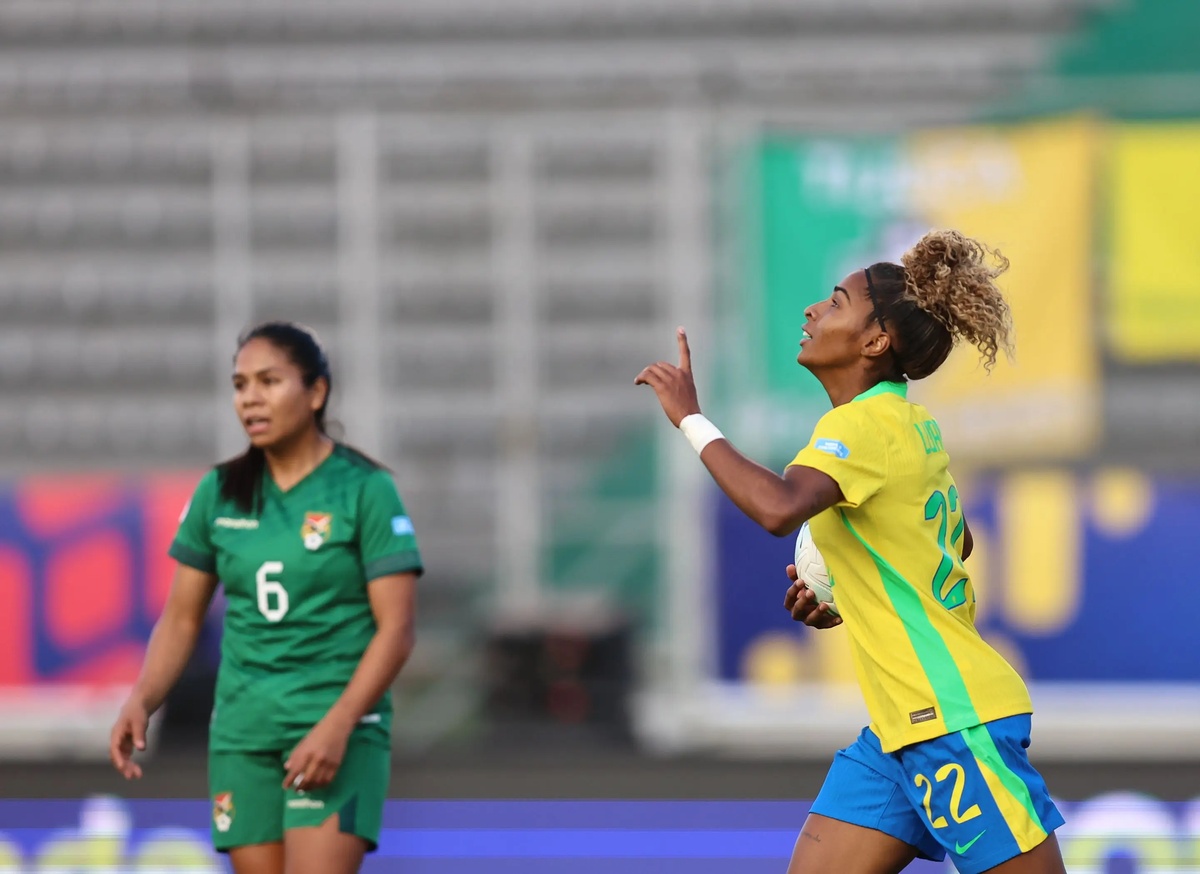 Atacante Luany se destaca com dois gols e é eleita melhor em campo na vitória