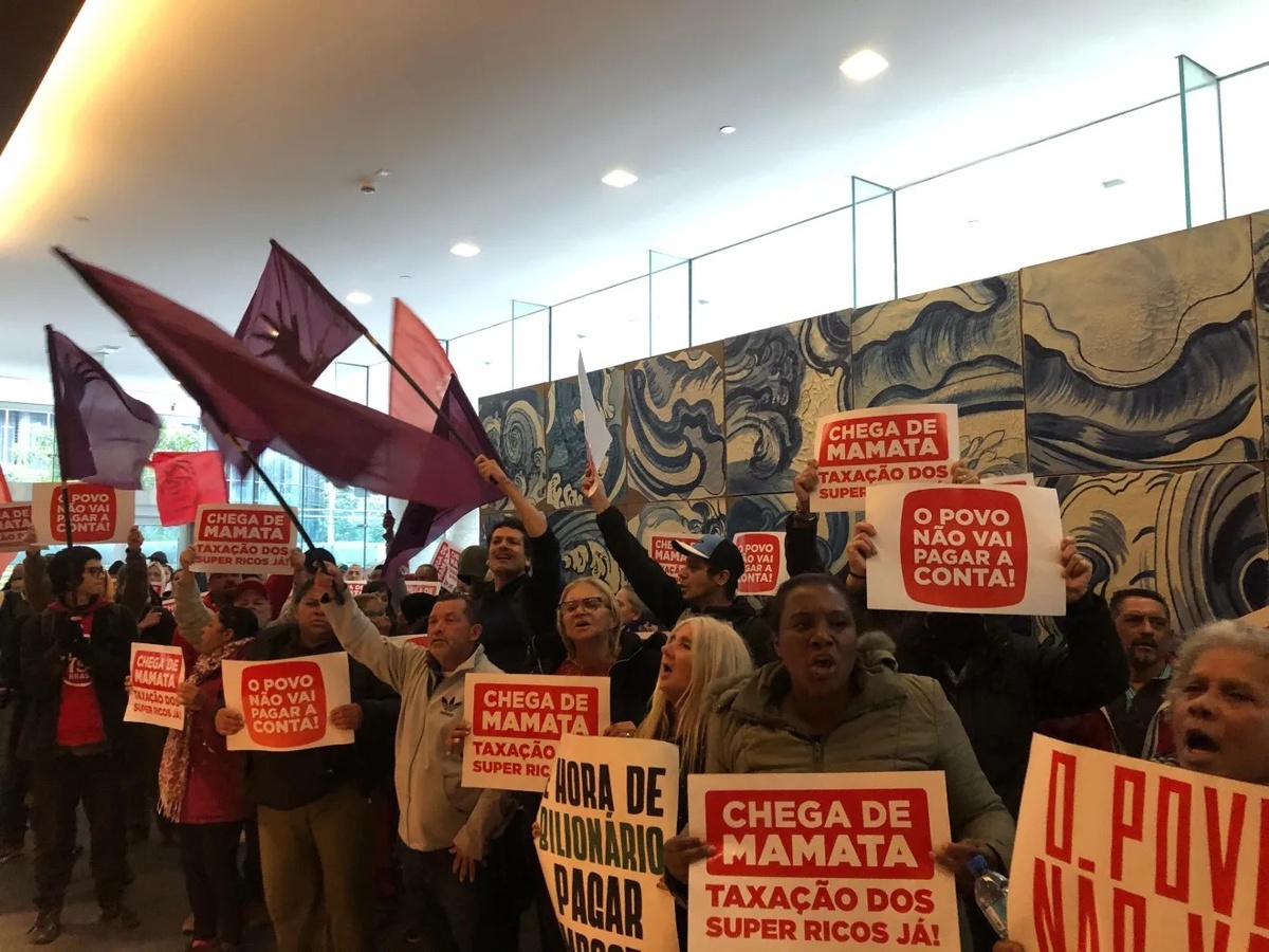 Ativistas do Movimento dos Trabalhadores Sem-Teto (MTST) invadiram uma agência do Itaú na Faria Lima em manifestação pela taxação dos super-ricos