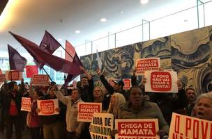 Ativistas do Movimento dos Trabalhadores Sem-Teto (MTST) invadiram uma agência do Itaú na Faria Lima em manifestação pela taxação dos super-ricos (Foto: Reprodução)