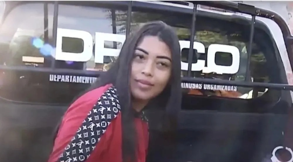 Blogueira Ana Azevedo sendo presa pelo Draco