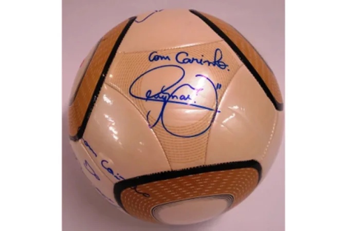 Bola autografada por Neymar