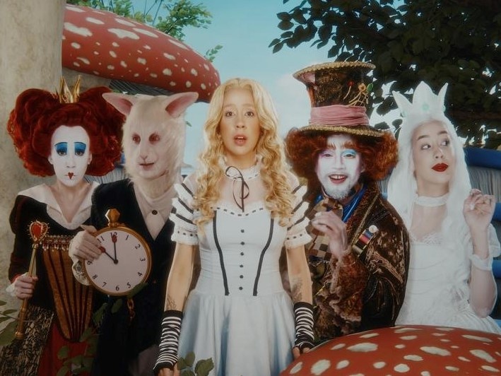 Camila Pudim fez uma megaprodução de Alice no País das Maravilhas