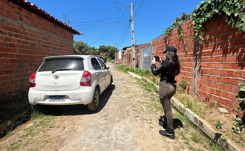Carro roubado pela dupla