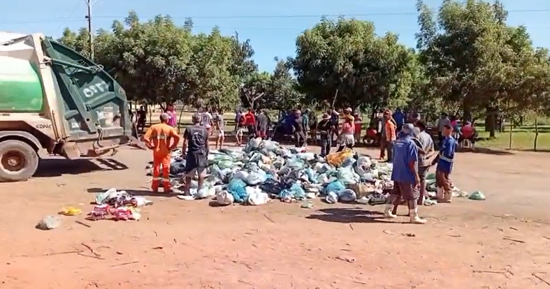 Catadores realizam protesto no aterro sanitário de Teresina