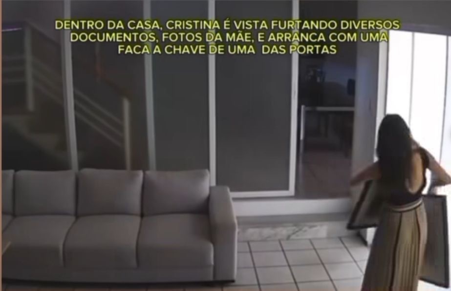 Cristina já no interior da casa com objetos