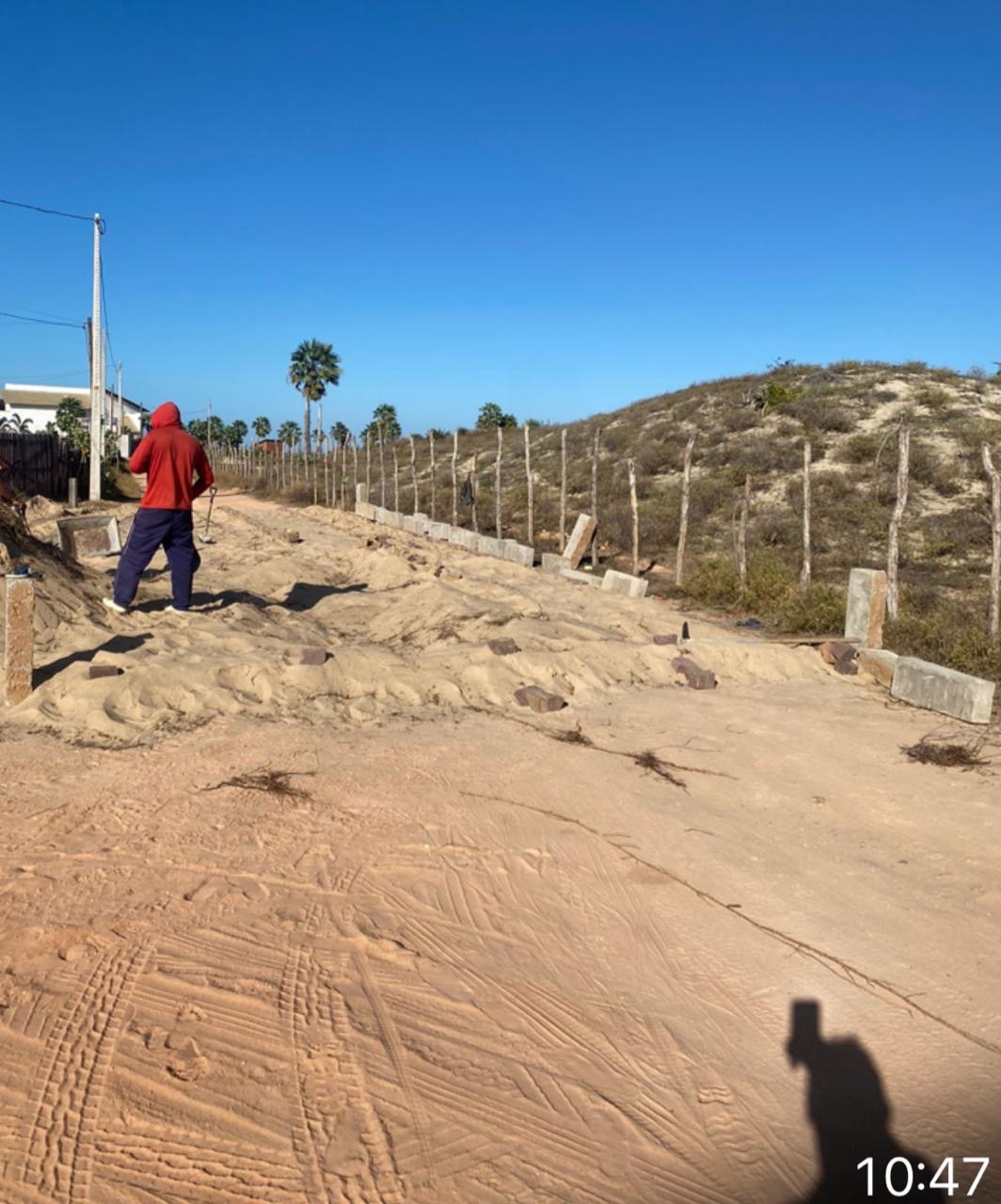 Do nada para lugar nenhum. Calçamento numa rua de apenas tres casas, na praia.