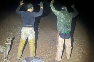 Dupla presa em flagrante com caça ilegal na Serra da Capivara (Foto: Divulgação/PM-PI)