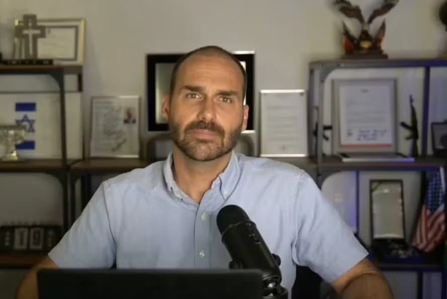 Eduardo Bolsonaro fez uma live neste domingo (20) ameaçando a Polícia Federal