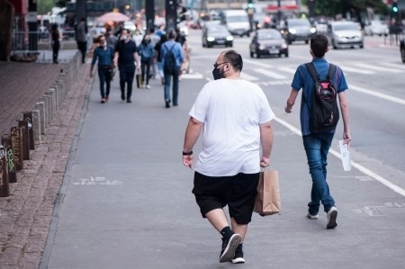 Excesso de gordura intensifica processos inflamatórios que desencadeiam alterações metabólicas, agravando a perda muscular
