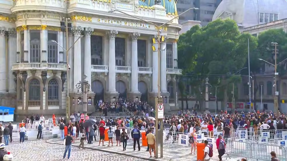 Fãs fazem fila na porta do Theatro Municipal do Rio para prestar última homenagem à Preta Gil