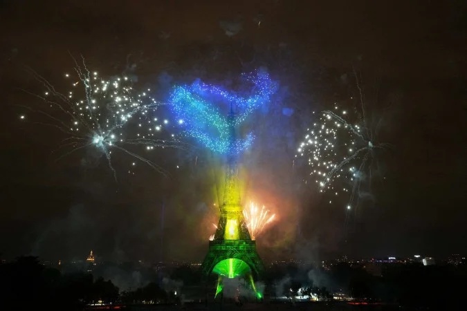Fogos de artifício acendem ao redor da Torre Eiffel durante um show coreografado de fogos de artifício e drones para celebrar o Dia da Bastilha, em Paris, em 14 de julho de 2025.
