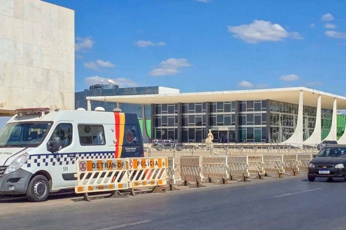 Grades de ferro e barreiras são instaladas na praça após acampamento de parlamentares bolsonaristas em frente ao STF