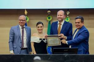 Homenagem a Nelson Wilians – olha aí o Franzé e o Henrique Pires fazendo bondade com título honorífico (Foto: Reprodução)