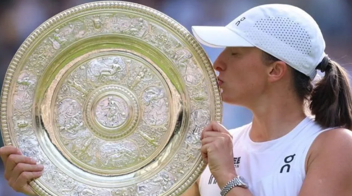 Iga Swiatek com o troféu de Wimbledon