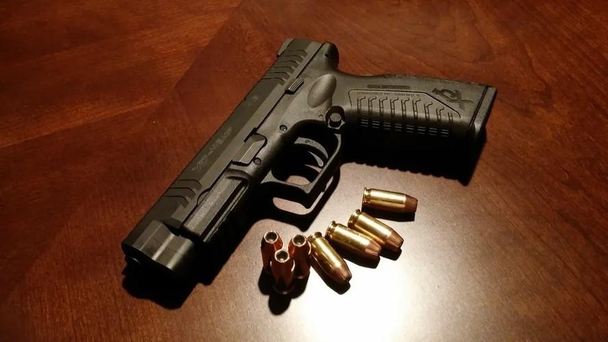 Imagem ilustrativa de arma de fogo e munição