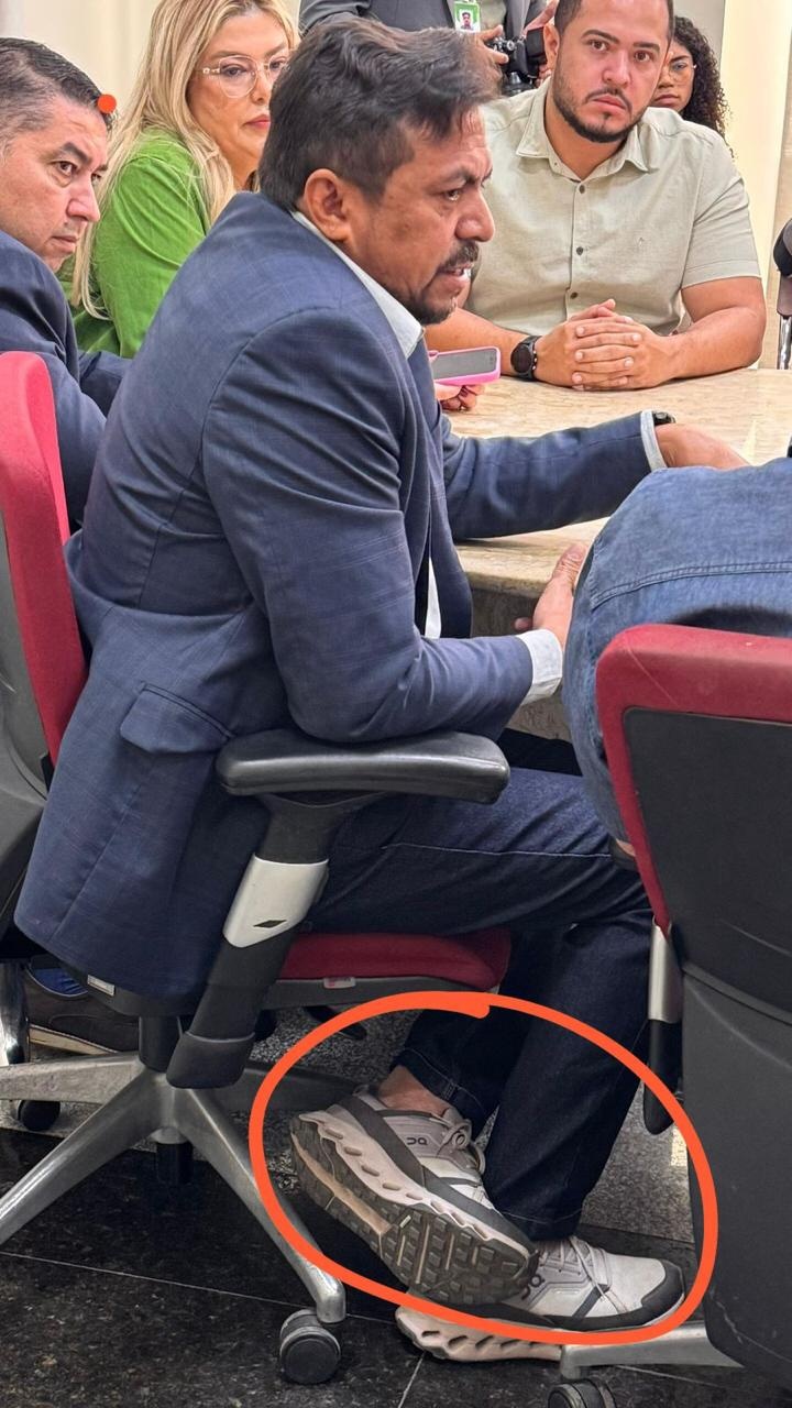 João Pereira, do PT, com tênis de quase um salário de trabalhador.