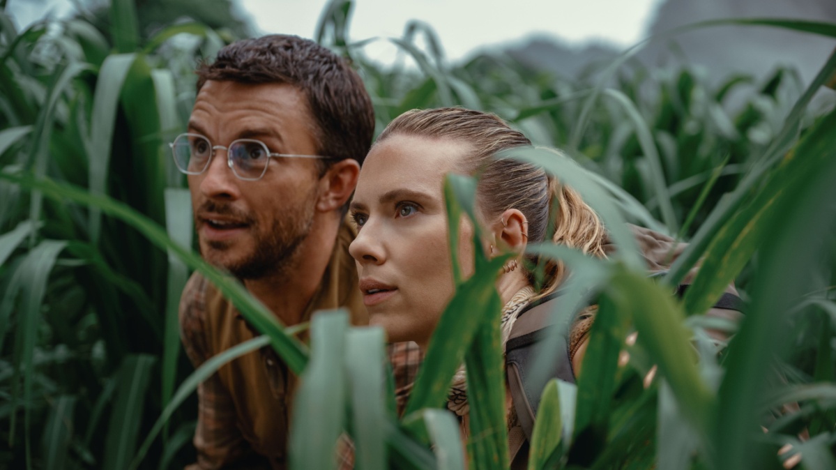 Jonathan Bailey e Scarlett Johansson em foto de "Jurassic World: Recomeço"