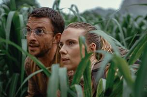 Jonathan Bailey e Scarlett Johansson em foto de "Jurassic World: Recomeço" (Foto: X/Jurassic World)