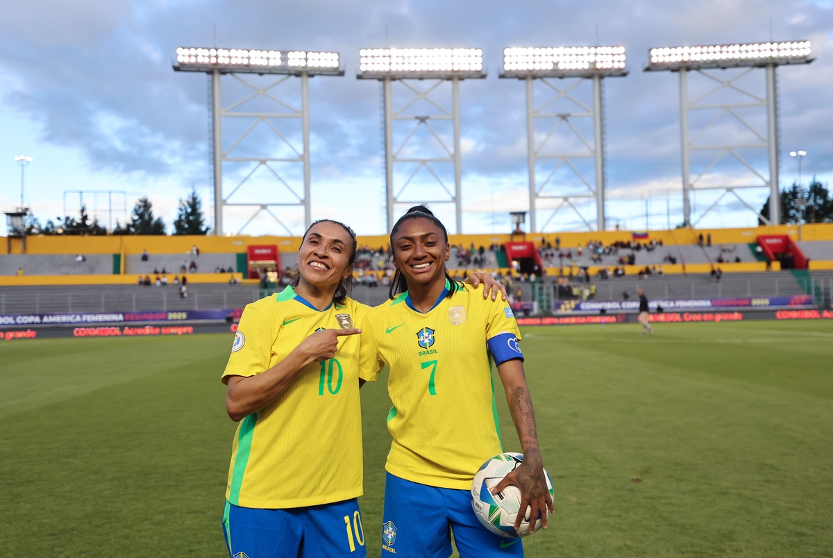 Kerolin leva a bola do jogo após marcar três gols com ajuda de Marta.