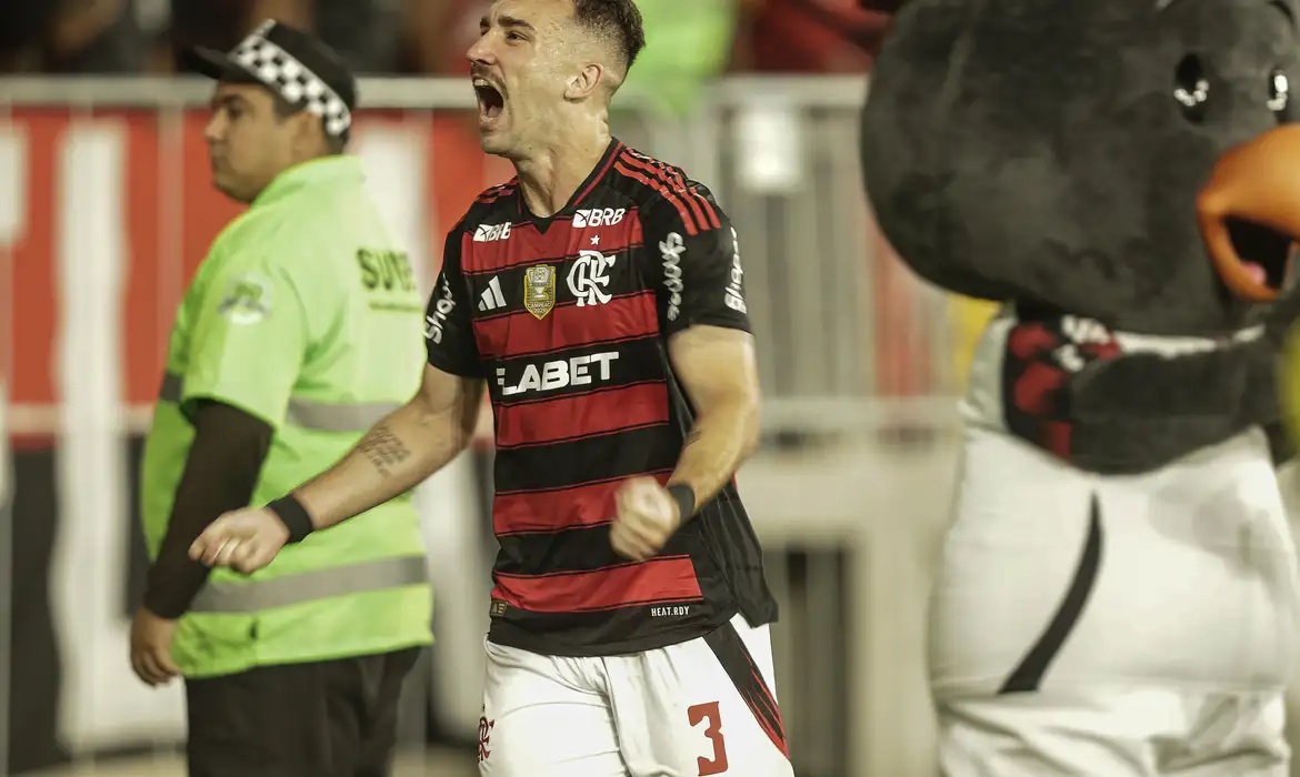 Leo Ortiz comemora gol da vitória