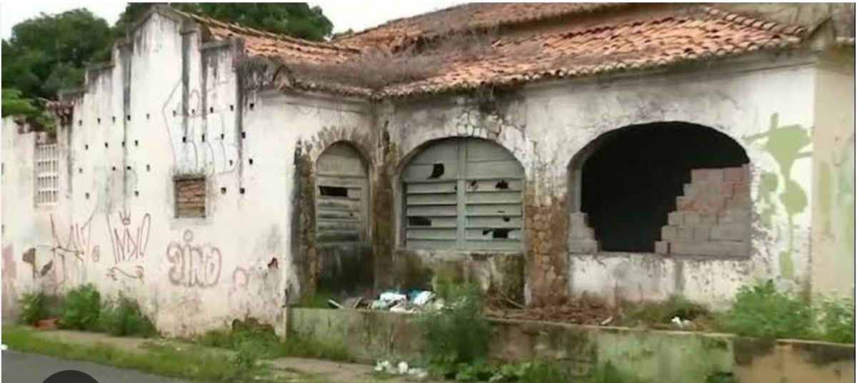 O que era valioso virou escombros em plena rua