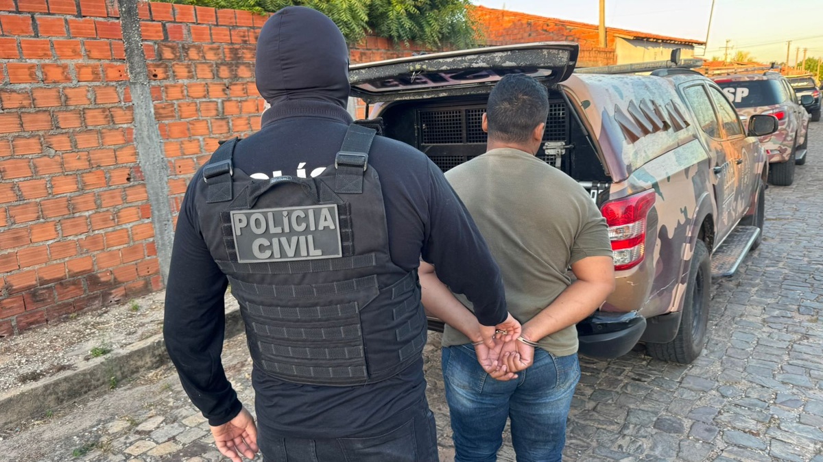 O suspeito sendo preso