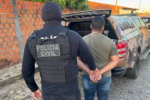 O suspeito sendo preso