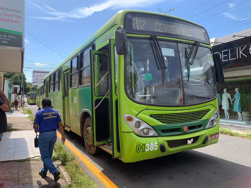 O teresinense não tem nem onde ir em meio ao lixo, não tem ônibus
