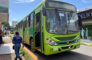 O teresinense não tem nem onde ir em meio ao lixo, não tem ônibus (Foto: Reprodução)