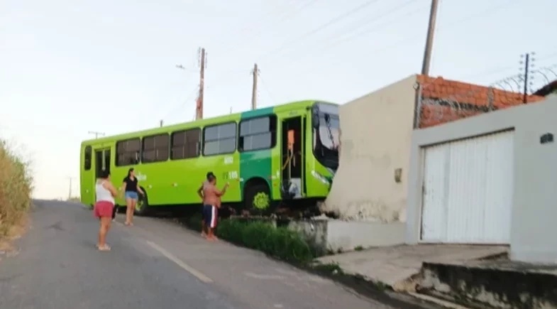 Ônibus invadiu residência na zona Norte de Teresina