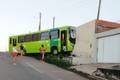 Ônibus perde o controle em ladeira e invade residência na zona Norte de Teresina